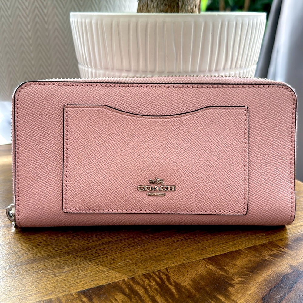 COACH Zip Wallet in Blush
Excellent New Condition